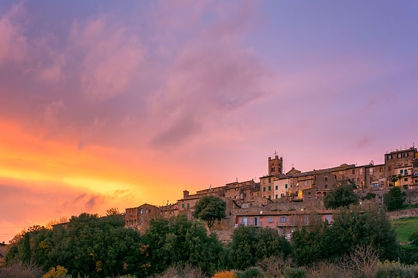 Bir zamanlar yaklaşık 3 bin kişiye ev sahipliği yapan Radicondoli'nin nüfusu bugün 966'ya gerilemiş durumda ve 450 evin yaklaşık 100'ü boş bekliyor.