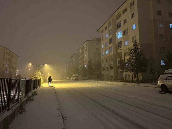 Van’ın Edremit ilçesinde akşam saatlerinde başlayan ve ilerleyen saatlerde etkisini artıran kar yağışı, kısa sürede kenti beyaza bürüdü. Şehirde okulların tatil edilmesi gündemde.
