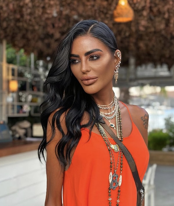 Süreyya Yalçın, Türkiye’de sosyete ve magazin dünyasının en bilinen isimlerinden biri.