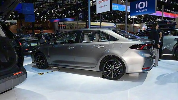 Yeni tasarım farlar, daha keskin hatlar...