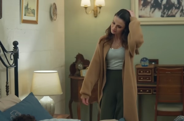 Alya’nın bu kombininde Olcay marka salaş bir triko hırka kullanılmış. Altına kombinlediği İspanyol paça pantolon ise Oysho markasının. Siz de uzun hırkalarla İspanyol paça kombinleri yaparak aynı şık ve rahat havayı yakalayabilirsiniz.