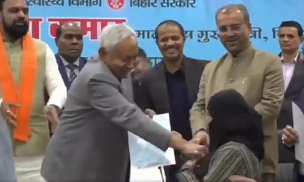 Kadın doktorun inancına saldırı atama töreninde gerçekleşti.