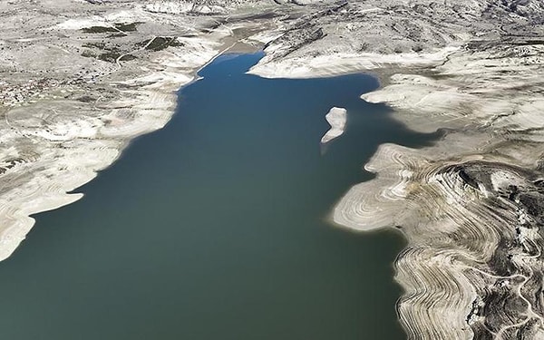 Ankara’nın en büyük su kaynağı olan Çamlıdere Barajı’nda, su seviyesinin barajın doğal akış kanallarının altına inmesiyle birlikte "ölü hacim" olarak adlandırılan rezervler devreye alınıyor.