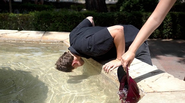 Sıcaklar nedeniyle 2 bin 405 kişi hayatını kaybetti.