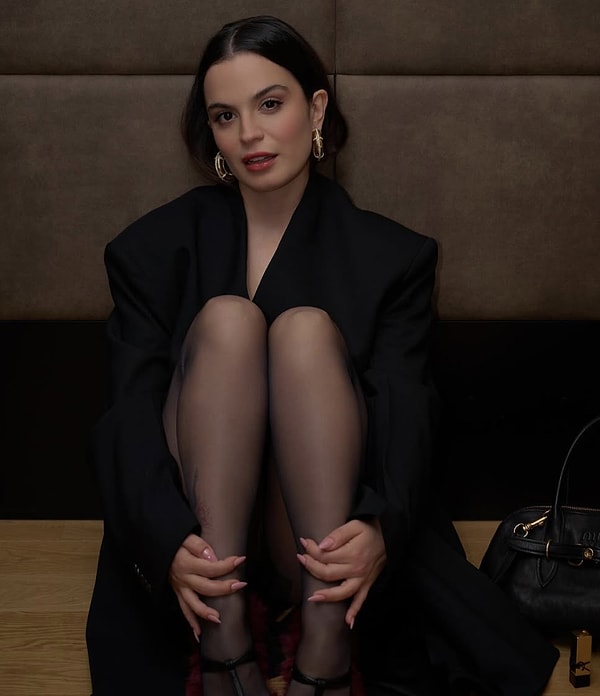 Sosyal medya gündemine sık sık düşen oyuncu Aslı Bekiroğlu'na mutlaka denk gelmişsinizdir.