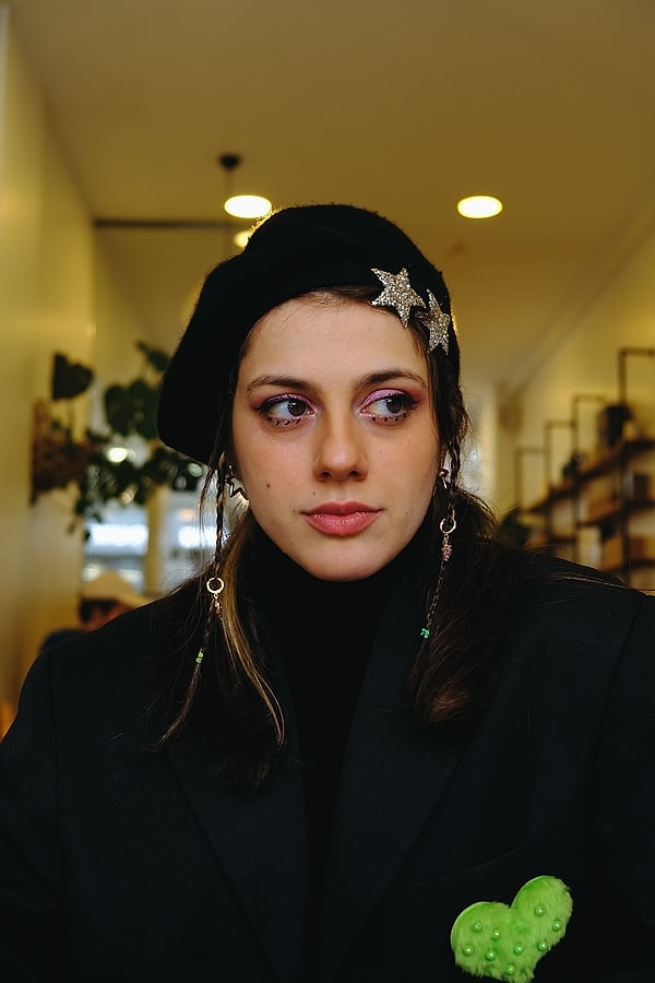 Sude Belkıs sadece bir 'içerik üreticisi' olmanın çok ötesine geçerek dijital dünyanın en özgün 'persona'larından birine dönüştü.