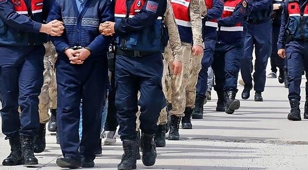 İstanbul İl Jandarma Komutanlığı ekipleri, sabah saatlerinde vergi kaçakçılığı ve kara para soruşturması kapsamında 5 ilde eş zamanlı operasyon yaptı.