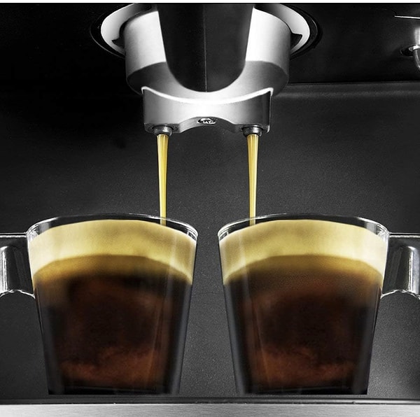 Kahvenin aromasını daha yoğun hissetmeniz için preslemeyi kolaylaştıran dozaj kaşığıyla gelen bu kahve makinesi, çift çıkışlı yapısı ve bir ya da iki fincan için sunulan filtre tutucuları sayesinde aynı anda kahve hazırlama imkânı da sunuyor.