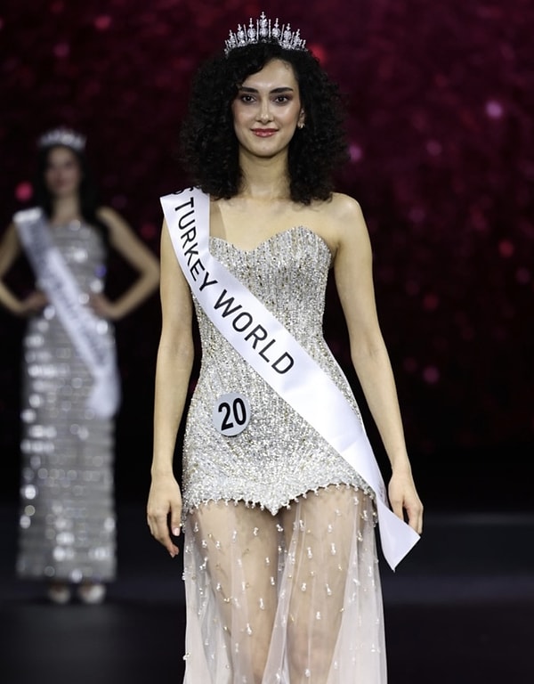 Jürinin oylarıyla Sıla Saraydemir Miss Turkey 2025 birincisi olarak tacı takarken, önümüzdeki dönemde Türkiye’yi uluslararası yarışmalarda temsil edeceği de netleşti.