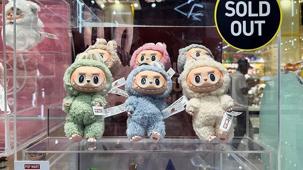 Labubu karakterleri ilk kez 2015’te Hong Kong doğumlu illüstratör Kasing Lung tarafından tasarlanmıştı.