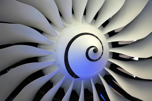 Bu spirallerin temel işlevi, apronda görev yapan yer personeli için canlı bir uyarı tabelası olmaktır.