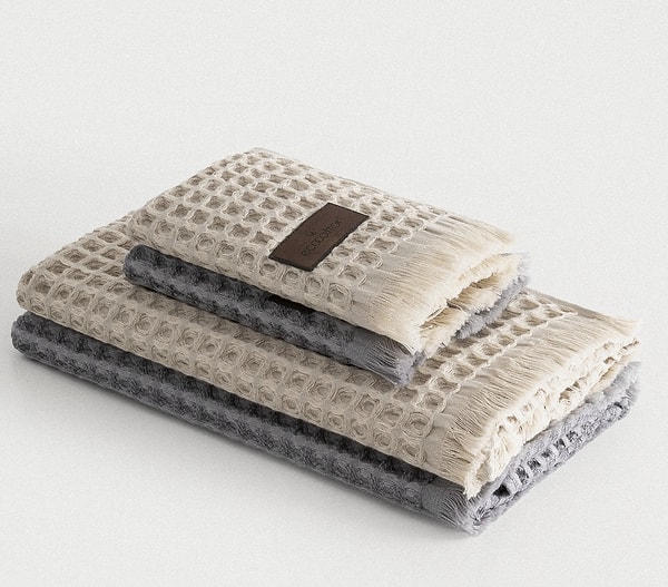 Seren 4’lü havlu seti, organik pamuk dokusuyla cilde yumuşak ve konforlu bir his verirken, bej–antrasit renk uyumuyla banyonuza modern bir hava katacak.