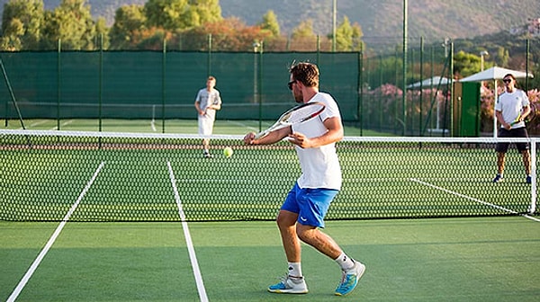 Tenisin asıl sırrı, tarihin her döneminde aynı kontrol illüzyonunu satmasında yatıyor.