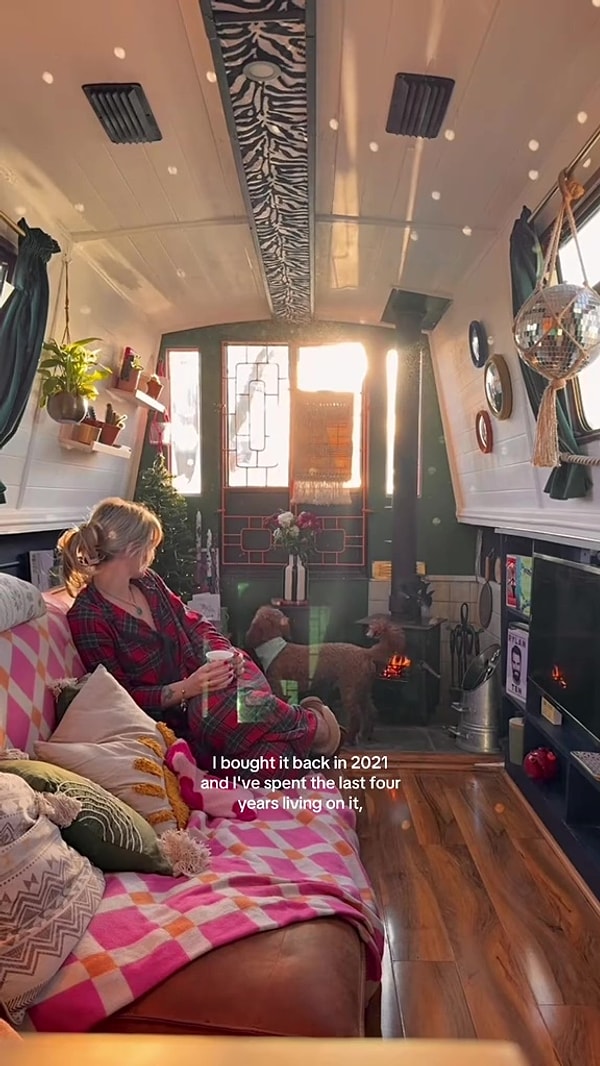 İngiltere’de yaşayan 24 yaşındaki Dottie Turnbull, klasik ev kiralama düzenine veda edip hayatını bir kanal teknesine taşıdı.