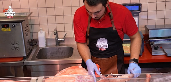 Fatih Usta, mesleğin "sır saklayan" eski kafalı ustalarına inat, bildiği her şeyi takipçileriyle paylaşıyor.