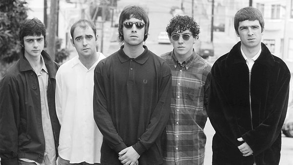 Oasis dağıldı ama hikâyesi, Britpop’un kalbinde yaşamaya devam etti.