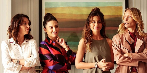 Bir döneme damga vuran Ufak Tefek Cinayetler, dört kadının hikayesini ele almış ve gizemli senaryosuyla büyük ilgi görmüştü.