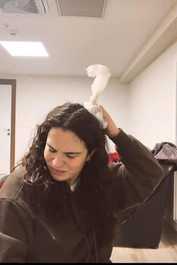 Bu defa sahnede yaşadığı talihsiz kazayla gündeme geldi.