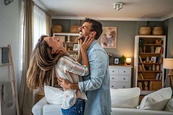 6. Birisi sana içten bir iltifat ettiğinde ne yaparsın?