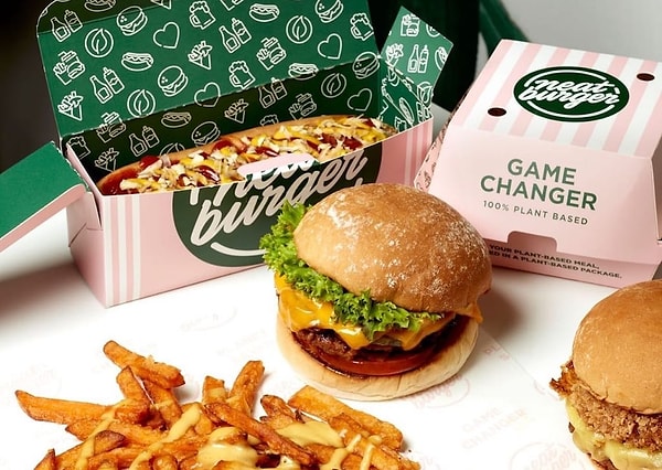 Kendisi de 2017 yılından beri vegan olan Hamilton, markanın lansmanında bu girişimi "etik girişimcilik" olarak nitelendirmiş ve dünyayı daha iyi bir yer haline getirme misyonuyla hareket ettiklerini vurgulamıştı.