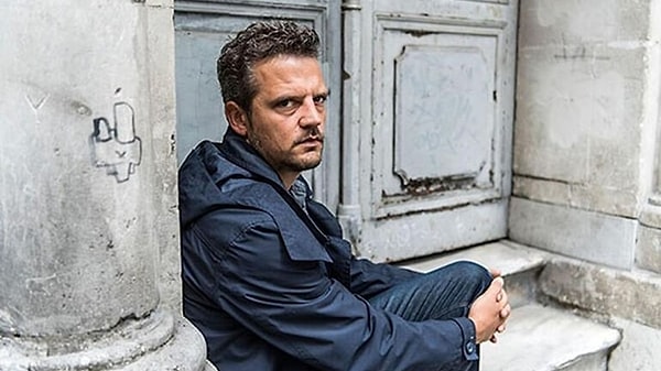 Çoğunluk, Rüzgarda Salınan Nilüfer gibi ödüllü filmlerin yanı sıra izlenme rekorları kıran Kulüp, Masum ve Kasaba'nın yönetmeni Seren Yüce evinde silahlı saldırıya uğradı.