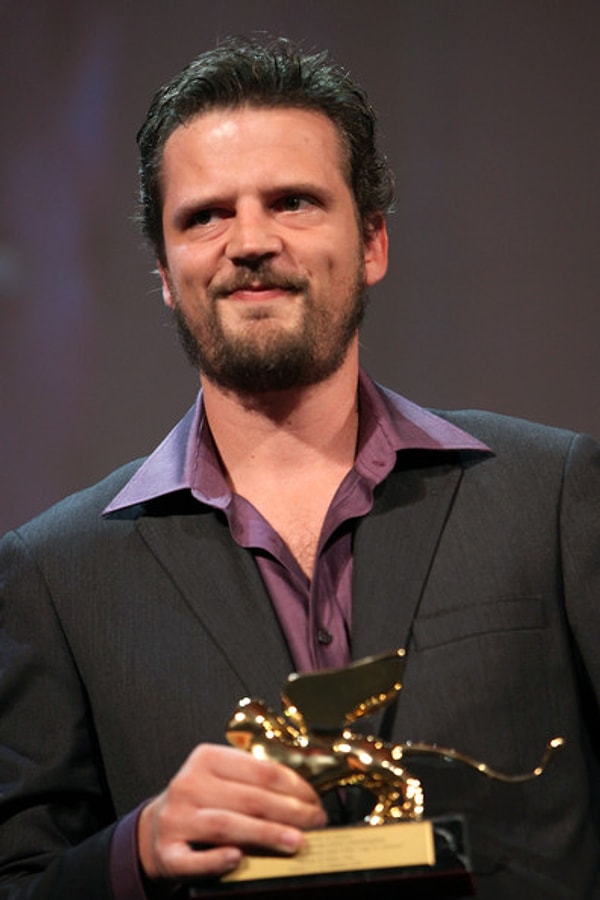 Saldırganın kargocu gibi zili çaldığı öğrenildi.