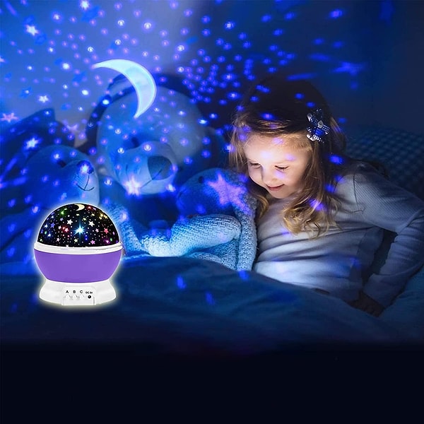 Odaya loş ve huzurlu bir atmosfer katmak isteyenlerin ilgisini çekecek projeksiyonlu gece lambası, uygun fiyatıyla sepete atmalık bir ürün.