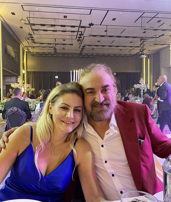 31 Mart’ta sahnede geçirdiği kalp krizi sonucu hayatını kaybeden ünlü sanatçı Volkan Konak, milyonları derinden sarsmış, en büyük acıyı ise kuşkusuz eşi Selma Konak yaşamıştı.