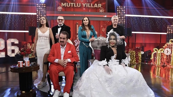 O Ses Türkiye Yılbaşı Özel programının yanı sıra dün akşam TV ekranlarında yayınlanan pek çok programdan biri de İbo Show Yılbaşı Özel'di.