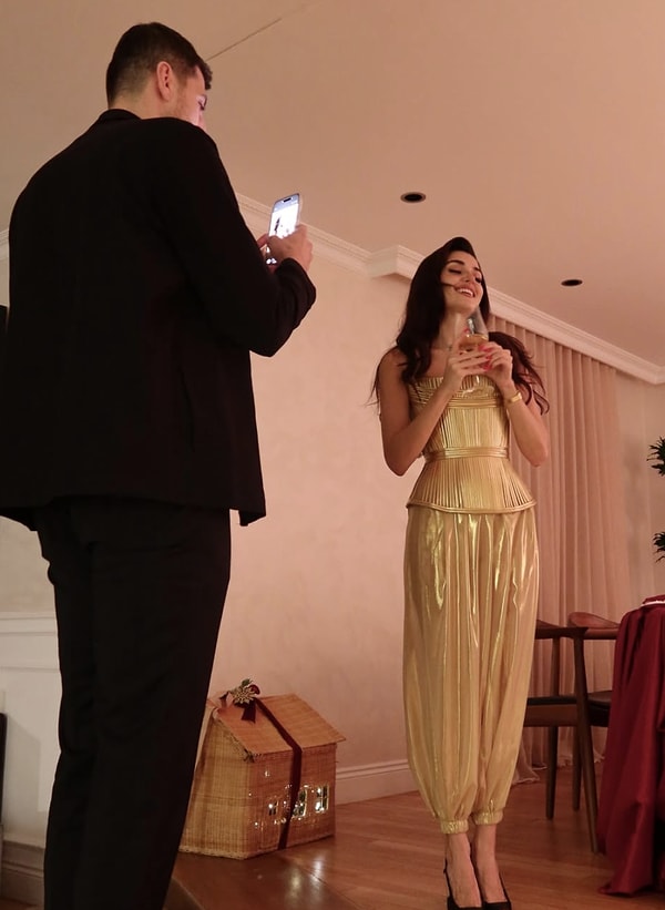 Kısa sürede sosyal medyada gündem olan elbisesi, trabzon hasır setine benzetildi. Sadece bu kadarla da kalmadı...