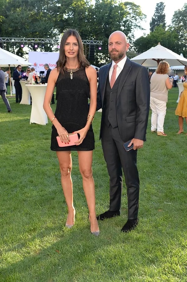 Doktorlar dizisiyle yıldızı parlayan Yasemin Ergene 2011 yılında kariyerini ani bir şekilde noktalayıp iş insanı İzzet Özilhan ile evlenmişti.