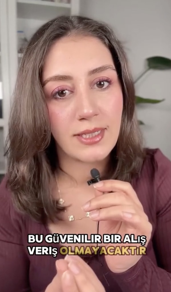 "Karışım kumaş" ve "pamuk ağırlıklı" gibi ifadelerin de riskli olabileceğini söyleyen içerik üreticisi, oranların mutlaka sorgulanması gerektiğini vurguladı.