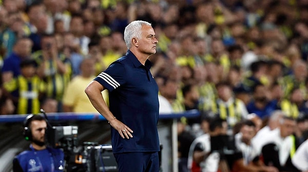 Jose Mourinho, Fenerbahçe sonrası Benfica ile yoluna devam ediyor.
