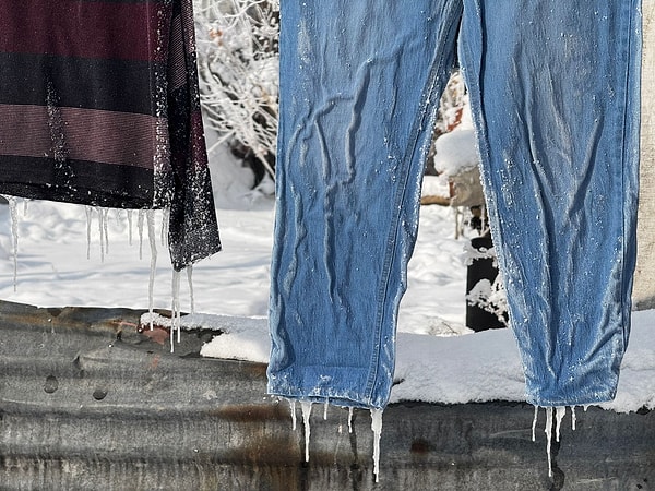 Dışarı asılan çamaşırlar dondu.