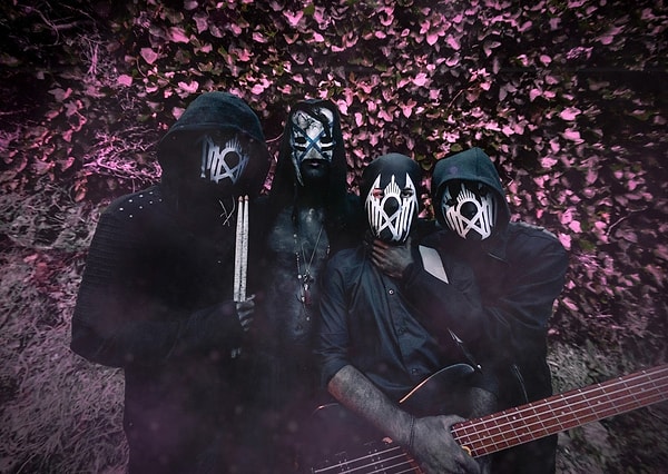 Olay sadece gizemli olmak değil. Türler arası bir deney diyebiliriz.