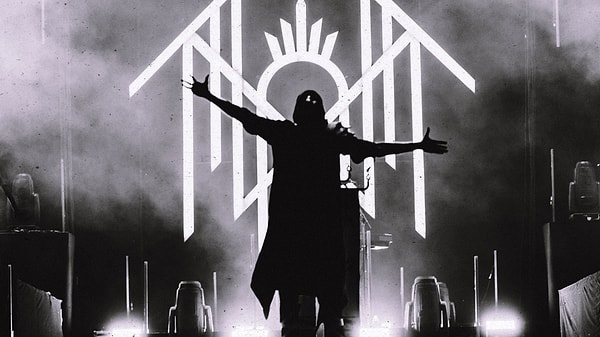 Sleep Token'ı seversiniz ya da çok abartılıyor dersiniz orası size kalmış. Ama kurdukları dünyayla ve çeşitlilikleriyle şu an müzik endüstrisinin en özgün işlerinden birini yaptıkları kesin!