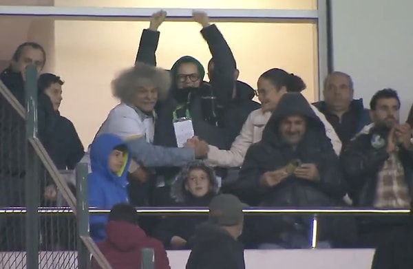 1994 Dünya Kupası'nda Kolombiya Milli Takımı'nda oynadığı oyundla ve ikonik saçlarıyla dikkat çeken dünyaca ünlü eski futbolcu Carlos Valderrama geçtiğimiz gün Diyarbakır'daydı.