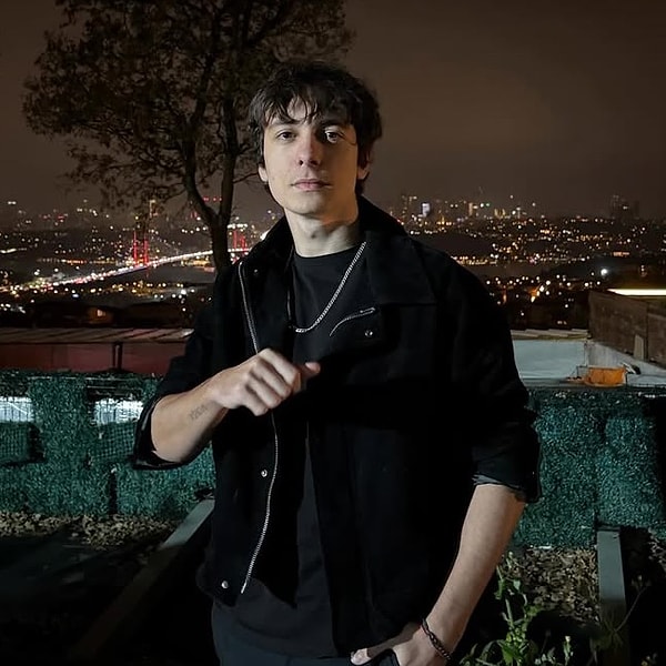 Öyle Bir Geçer Zaman ki'de canlandırdığı Osman karakteriyle tanınan Emir Berke Zincidi son haliyle gündem olmuştu.