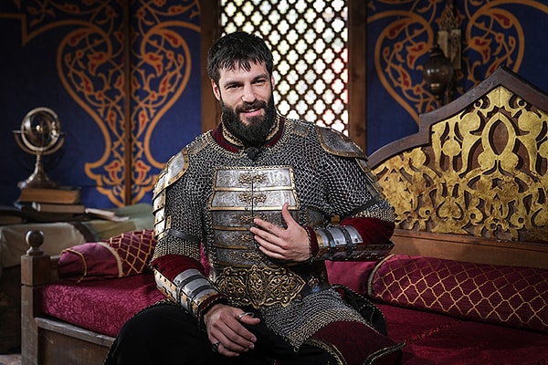 TRT 1 ekranlarında yayınlanan Mehmed Fetihler Sultanı, tarihi atmosferi ve güçlü anlatımıyla sezonun en dikkat çeken yapımları arasında yer alıyor.