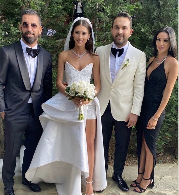 Türk futbolunun ve teknik direktörlüğün tanınan ismi Arda Turan'ın kardeşi Okan Turan ve eşi Katre Turan kızları Ayşe Elisa'yı geçtiğimiz günlerde kucaklarına aldı.