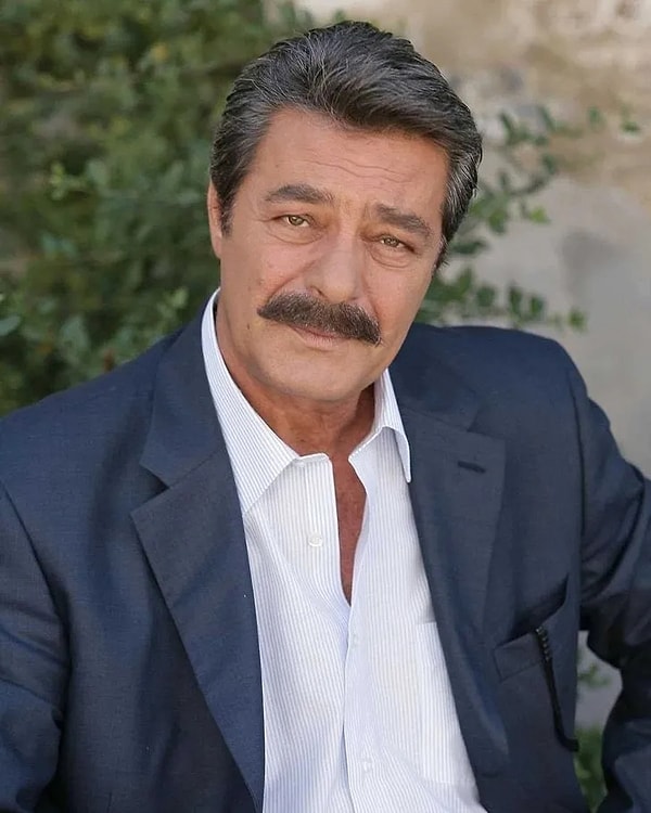 Türk sinemasının hafızasına yalnızca oynadığı rollerle değil, duruşuyla da kazınan isimlerden biri Kadir İnanır.