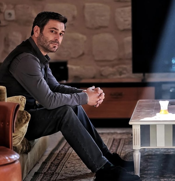 In recent times, Ozan Akbaba has been turning heads with his performance in the notable TV show, "Uzak Şehir". His portrayal of the character Cihan in the series is garnering significant acclaim.