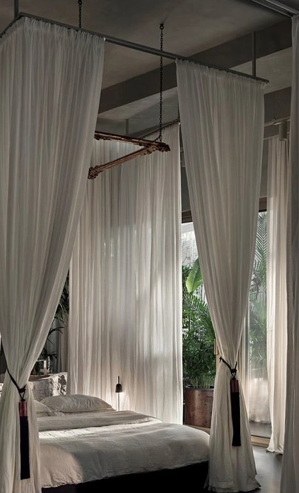 Özellikle yatak odasındaki ayna detayı, kullanıcıların gözünden kaçmadı ve en çok konuşulan köşelerden biri oldu.