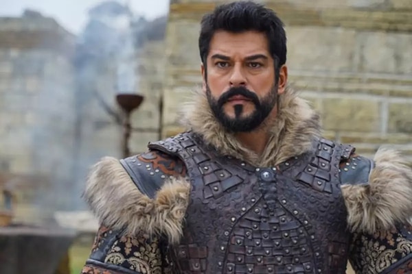 Bugüne dek Kara Sevda, Çalıkuşu, Kuruluş Osman gibi projelerle kariyerinin zirvesine çıkan Burak Özçivit’i son olarak Kuruluş Osman dizisinde izlemiştik.