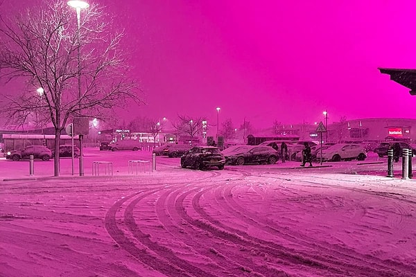 Tüm şehir pembe oldu, adres futbol sahası çıktı