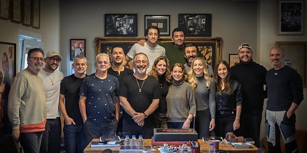 Cem Yılmaz “GORA’ya gidiyoruz, bize müsaade” notuyla paylaştığı bu kareyle GORA 4 GORA için bir araya gelen kadroyu paylaştı.