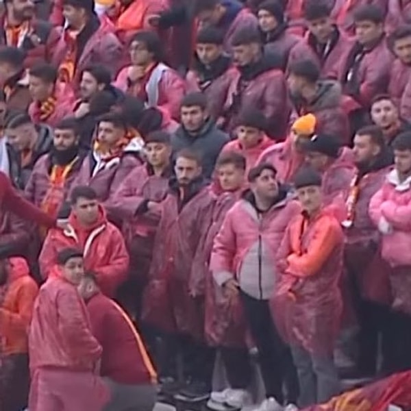Galatasaray taraftarı dağıtılan yağmurlukların kalitesinden şikayetçiydi.