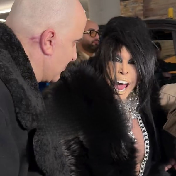 Türkiye'nin Diva'sı, sağı solu hiç belli olmayan Bülent Ersoy, geçtiğimiz gece de anlamlandıramadığımız bir krize imza atmıştı.