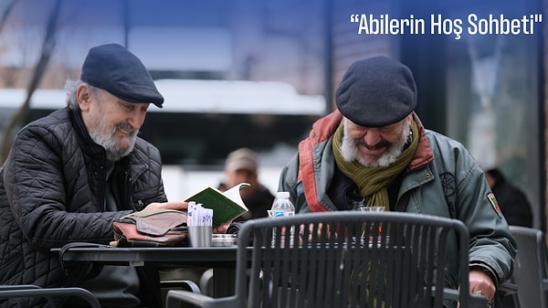 "Abilerin Hoş Sohbeti" karesinde sanki zaman durmuş gibi. Emekli kahvesinde yazar Mehmet Bülend Sağlam ile sohbet anını çekmişsin…