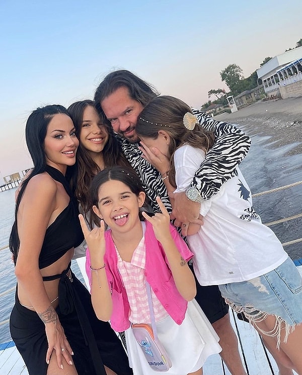 Uzun bir süredir Hera Aslan'la beraber olan Ozan Doğulu, bugün 54 yaşına girdi.